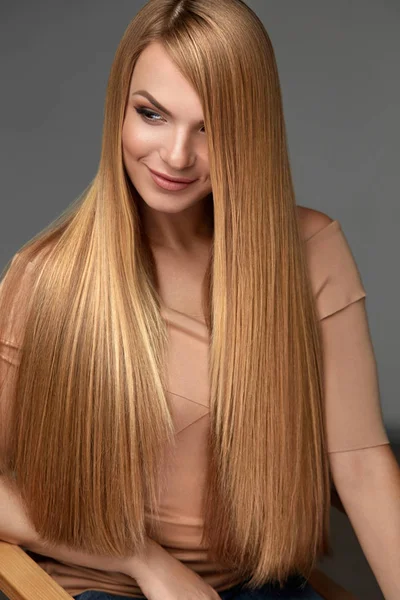 Saç güzellik. Sağlıklı uzun düz saçlı güzel kadın — Stok fotoğraf