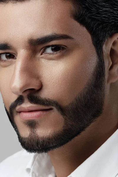 Красивий чоловік з бородою стиль і краса обличчя портрет — стокове фото