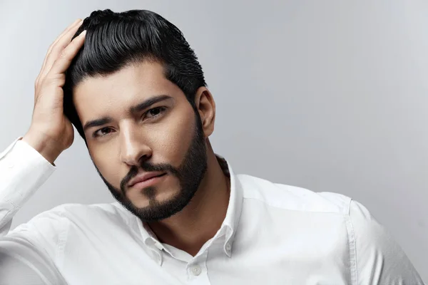 Retrato de hombre de moda. Modelo masculino con estilo de pelo y barba —  Fotos de Stock