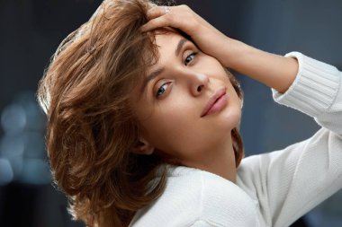 Güzel bir kadınla Güzellik yüz, kısa saç ve doğal makyaj