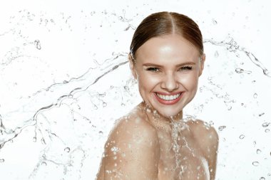 Güzellik. Yüz ve vücut su olan kadın. Spa Cilt Bakımı