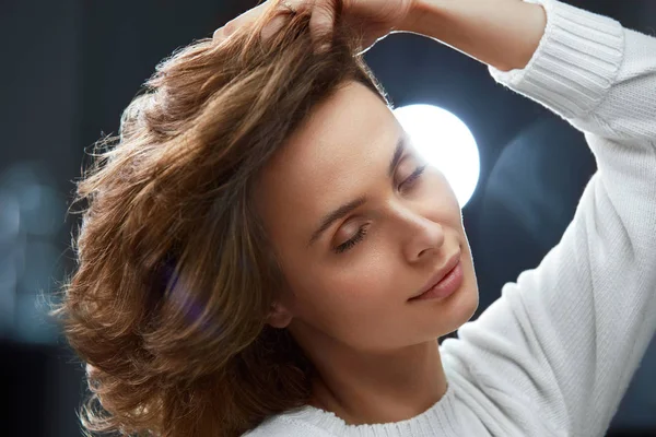 Cabello saludable. Hermosa mujer con pelo corto marrón —  Fotos de Stock