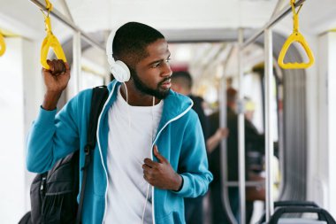 Adam taşımacılığında sürme müzik dinlerken kulaklık