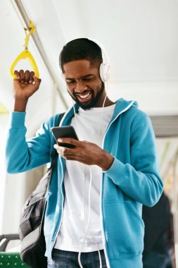 Telefonu kullanarak, tren seyahat müzik dinleme adam