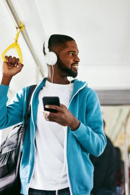 Telefonu kullanarak, tren seyahat müzik dinleme adam