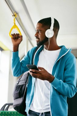 Telefonu kullanarak, tren seyahat müzik dinleme adam