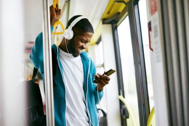 Telefonu kullanarak, tren seyahat müzik dinleme adam