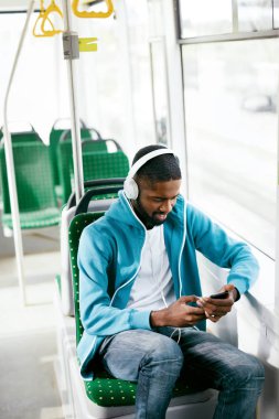 Otobüs dinleme müzik kulaklık kişini