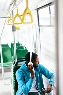 Otobüs dinleme müzik kulaklık kişini