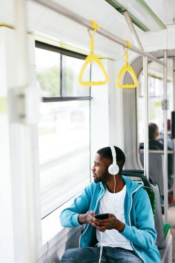 Otobüs dinleme müzik kulaklık kişini