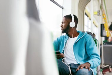 Otobüs dinleme müzik kulaklık kişini