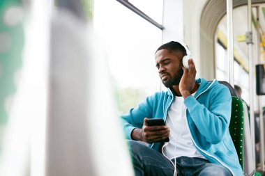 Otobüs dinleme müzik kulaklık kişini