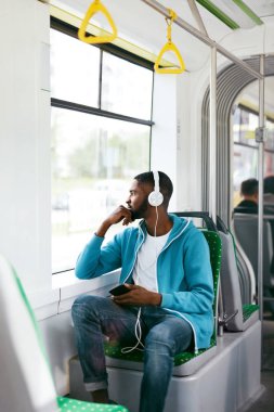 Otobüs dinleme müzik kulaklık kişini