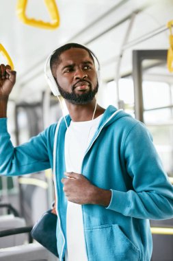 Müzik dinle. Siyah adam otobüse binme kulaklık