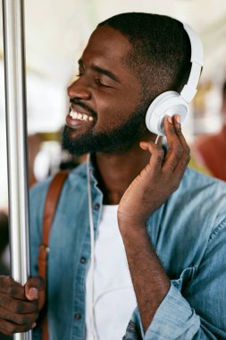 Müzik dinle. Siyah adam otobüse binme kulaklık