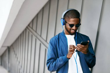 Müzik. Adam telefon dinleme müzik kulaklık ile