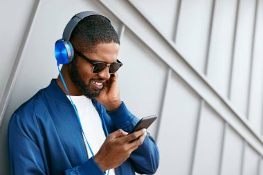 Müzik. Adam telefon dinleme müzik kulaklık ile