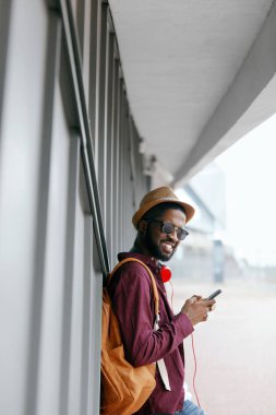 Erkek moda. Adam telefon ve kulaklık Caddesi üzerinde