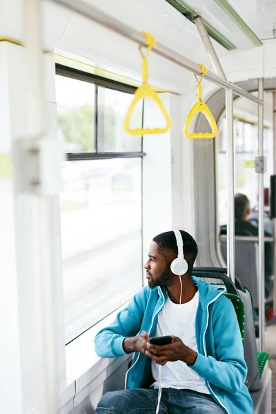 Otobüs dinleme müzik kulaklık kişini