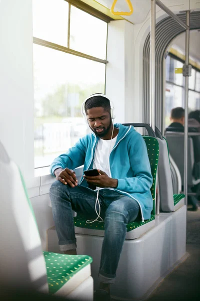 Otobüs dinleme müzik kulaklık kişini