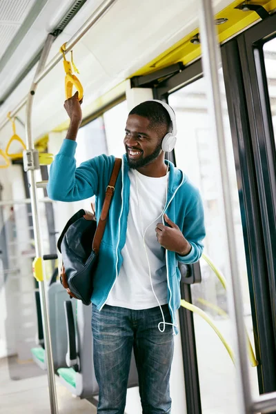 Mann mit Kopfhörer hört Musik im Verkehr — Stockfoto