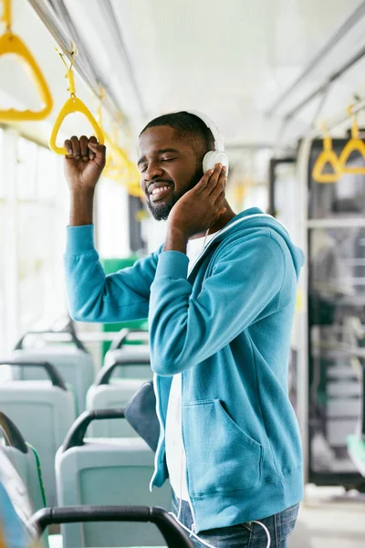 Müzik dinle. Siyah adam otobüse binme kulaklık