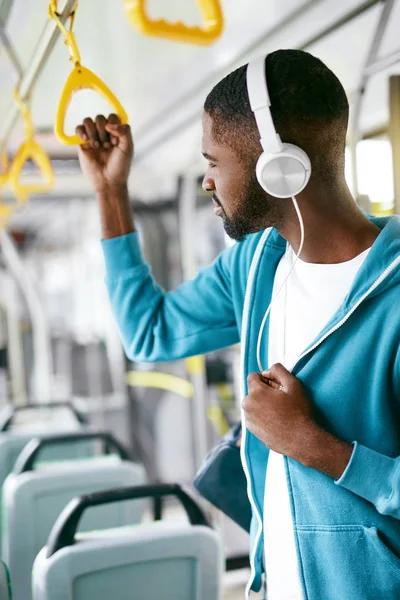 Müzik dinle. Siyah adam otobüse binme kulaklık