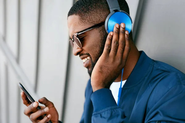 Musik. Mann mit Handy hört Musik im Kopfhörer — Stockfoto