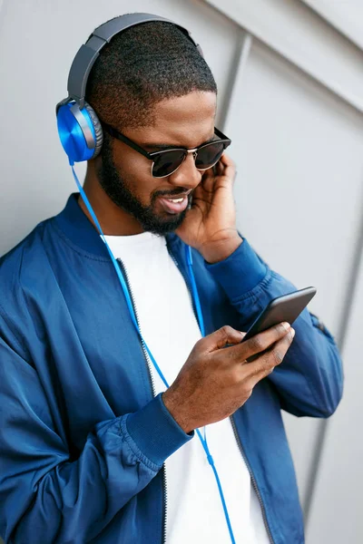 Musik. Mann mit Handy hört Musik im Kopfhörer — Stockfoto