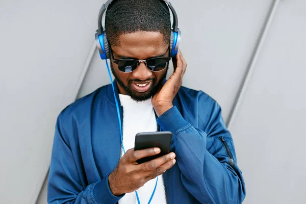 Música. Homem com telefone ouvindo música em fones de ouvido — Fotografia de Stock