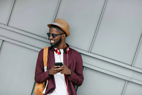 Männermode. Mann mit Telefon und Kopfhörer auf der Straße — Stockfoto