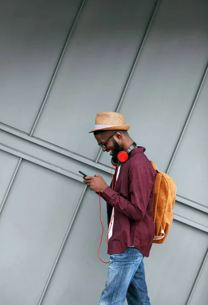 Moda Masculina. Homem com telefone e fones de ouvido na rua — Fotografia de Stock
