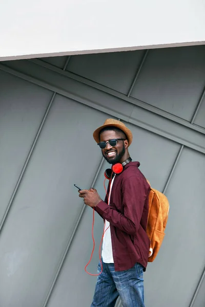 Moda Masculina Homem Com Telefone Auscultadores Rua Elegante Sorrindo Preto — Fotografia de Stock