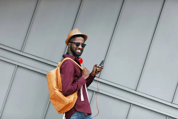 Pánská móda. Muž s telefonem a sluchátky na ulici — Stock fotografie