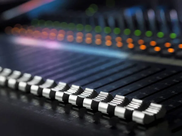 Sound Recording Studio Mixing Desk Primer plano. Panel de control del mezclador — Foto de Stock