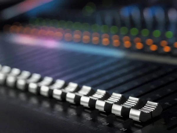 Sound Recording Studio Mixing Desk Primer plano. Panel de control del mezclador — Foto de Stock