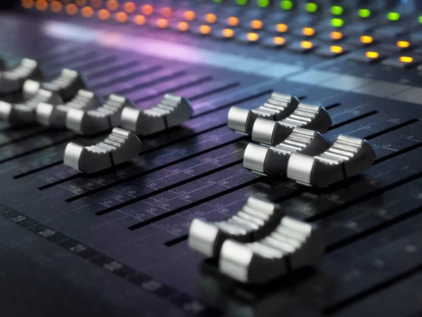 Zvukové nahrávací Studio míchací stůl Closeup. Ovládací Panel míchání — Stock fotografie