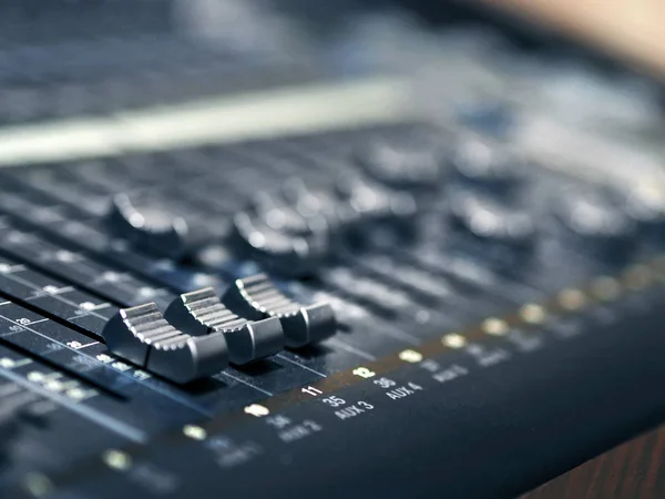 Musik Mixer Kontrollpanelen i inspelningen studion närbild — Stockfoto