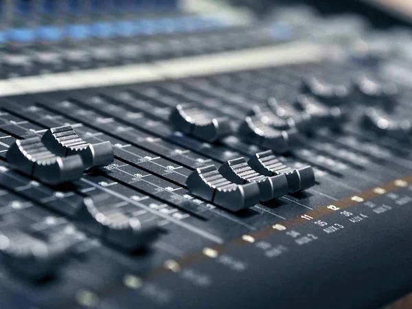Musik Mixer Kontrolpanel I Optagelse Studio Closeup - Stock-foto