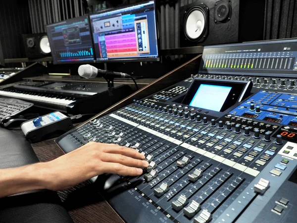 Ηχογραφήσεις σε στούντιο με μουσική καταγραφή εξοπλισμού — Φωτογραφία Αρχείου