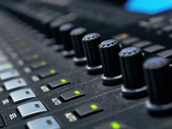 Panel de control del mezclador de música en el primer plano del estudio de grabación — Foto de Stock
