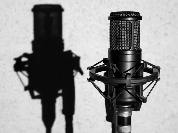 Microphone In Studio. Black Sound Recording Microphone — Stock Photo, Image