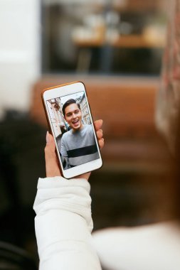 Video seslenmek üstünde telefon. El telefon ve ekran yüzü yukarı kapatın