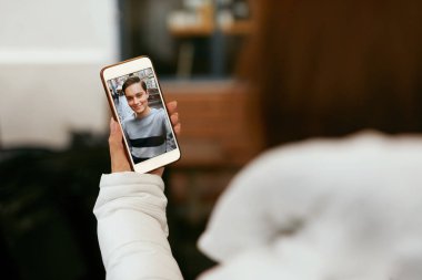 Video seslenmek üstünde telefon. El telefon ve ekran yüzü yukarı kapatın
