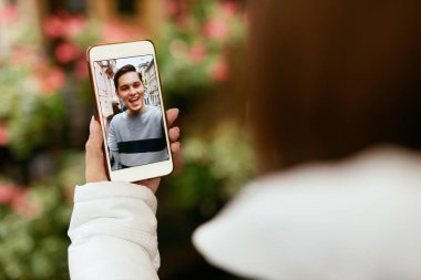 Video seslenmek üstünde telefon. El telefon ve ekran yüzü yukarı kapatın