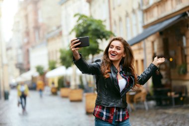 Kadın Video fotoğraf çekmek Street, telefonla arama 