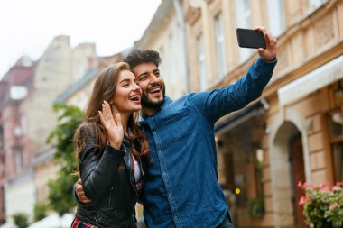 Görüntülü görüşme. Internet çağrısı City için telefon kullanan kişiler.