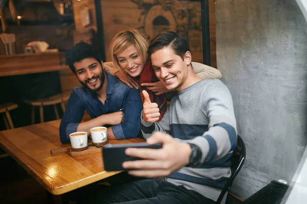 Fotózni a telefon Cafe meg. Videohívás — Stock Fotó