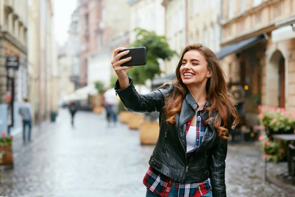 사진을 찍고 거리에 전화 하는 여자 비디오 — 스톡 사진