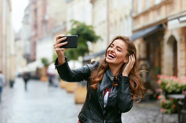 Kvinna videosamtal på telefon på Street, ta foton — Stockfoto